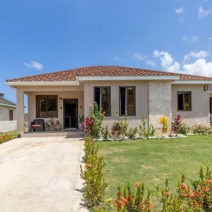 Villa Sun Shine Luxury 2 Bedroom Pool & Gym St Ann, Ocho Rios
